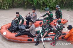 Korem 045 bersihkan sampah Sungai Parit Lalang cegah banjir