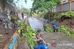 Personel Kodim 0414/Belitung bersihkan aliran sungai Siburik