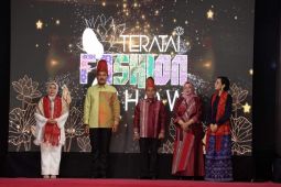 Dekranasda Sumbawa Barat menggelar peragaan busana dukung kerajinan kain tenun