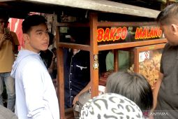 Gibran borong bakso,  cilok sampai cincau yang dijual di Pasar Rumput