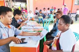 Ribuan warga Biak Numfor terima pencairan bansos sembako PKH