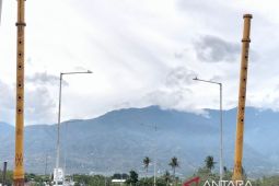 Reflika alat musik tradisional di Jembatan Lalove Kota Palu