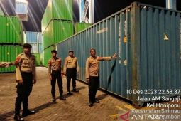 Polisi kawal pembongkaran peti kemas berisi surat suara di Pelabuhan Yos Sudarso Ambon