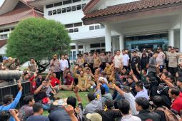 Pj Gubernur Babel Terima Ratusan Pendemo Sambil Lesehan