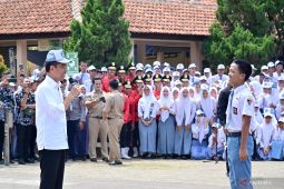 Momen siswa SMKN 1 Kedungwungi meminjamkan topi untuk Presiden Jokowi