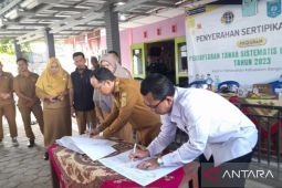 Pemkab Bangka Tengah serahkan 690 sertifikat tanah program PTSL