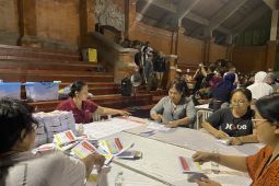 KPU Denpasar dibantu 146 relawan untuk lipat surat suara pemilu
