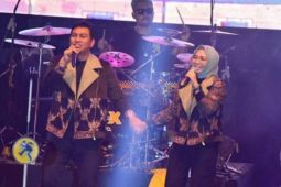 Bupati Batanghari nyanyi bareng Band Tipe-X di pesta rakyat