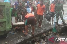 DLH Jayapura kerahkan 148 tenaga bersihkan Kota Sentani jelang Natal 2023