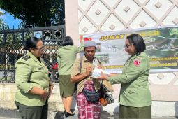 Kowad Kodam Pattimura bagi makanan gratis untuk warga sambut HUT ke-62