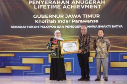 Gubernur Khofifah raih penghargaan "Lifetime Achievement" dari ANTARA Jatim