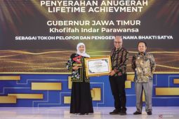 Anugerah Lifetime Achievement untuk Gubernur Jawa Timur