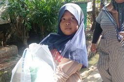 Menembus hutan demi menjemput beras bantuan