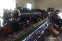 Miniatur lokomotif uap dipamerkan di Stasiun Garut
