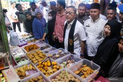 Mendag Zulhas borong cabai hingga kue di pasar Lhokseumawe, begini respon pedagang