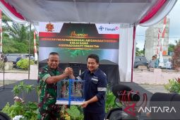 Pangkostrad - Dirut PT Timah serahkan ratusan paket sembako di Dusun Beriga