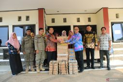 Disperkimtan Kabupaten Bekasi salurkan bantuan untuk warga miskin di Desa Lubang Buaya