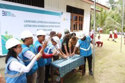 Dua kampung di Sarmi dapat layanan energi hijau dari PLN