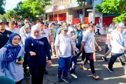 Gubernur Khofifah jalan sehat bersama warga di Situbondo