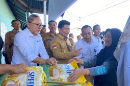Zulkifli Hasan hadiri Gerakan Pangan Murah di Sambas