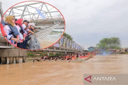 Lomba dayung perahu naga meriahkan hari jadi Tanjung Balai