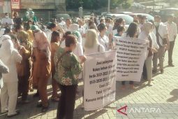 Direktur RSUD Haulussy meminta dokter dan nakes bersabar