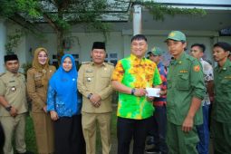 120 kader posyandu dan 34 anggota Linmas dapat insentif