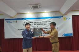 PLN Papua terima tiga sertifikat proprer biru dari KLHK