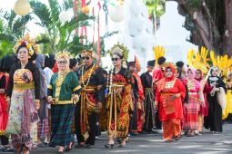Busana suku Nusantara warnai upacara peringatan Hari Jadi Banyuwangi