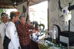 Airnav salurkan alat kerja bagi perajin ukir tulang di Gianyar