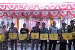 Kelompok tani di Jaro terima bantuan ternak sapi