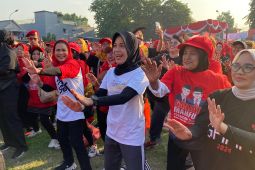 Puti dan Atikoh serap aspirasi masyarakat saat senam pagi di Surabaya