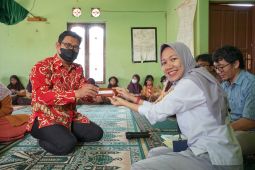 YABN distributes free glasses for two schools