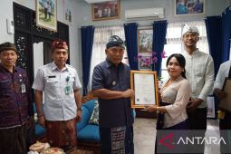 Perajin dan seniman Jembrana terima sertifikat kekayaaan intelektual komunal