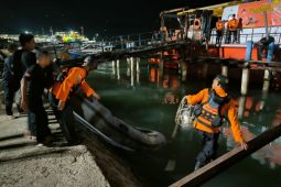 Kapal Tenggelam, 13 kru berhasil diselamatkan dan 8 orang dalam pencarian