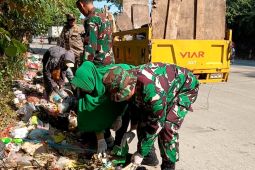 Koramil 0602-06/Kramatwatu bersihkan sampah di jalur tempat wisata