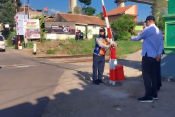 Bandung Barat pasang palang pintu perlintasan KA di Desa Cilame