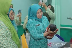 Rayakan Hari Ibu & IIDI Pangkalpinang, Safriati Safrizal serahkan akte lahir anak