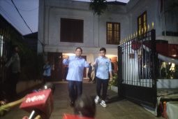 Prabowo antar Gibran ke arena debat sambil berjoget