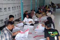 KPU Kapuas Hulu sortir - lipat surat suara Pemilu 2024