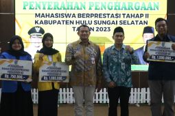Pj Bupati HSS serahkan penghargaan 91 mahasiswa berprestasi tahap II 2023