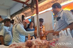 Relawan Prabowo-Gibran menggelar bazar murah sambil paparkan visi misi