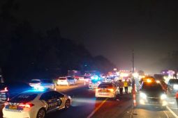 Contraflow di jalan Tol Jakarta-Cikampek sejak Sabtu pagi akhirnya dihentikan