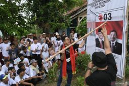 Warga Karawang diajari cara coblos pasangan Ganjar-Mahfud