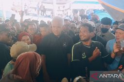Warga Indramayu sambut Ganjar di TPI Karangsong