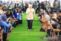 Gubernur Khofifah terima tanda kehormatan Satyalancana Wira Karya