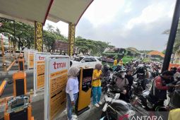Antrean kendaraan merayap sepanjang 50 meter di gerbang TMII saat libur Natal 2023