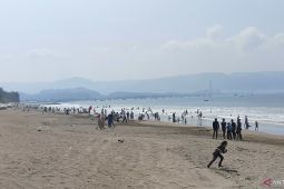 Pantai Citepus Sukabumi dipadati wisatawan