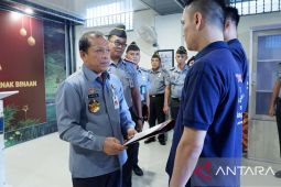 Kakanwil Kemenkumham Babel serahkan remisi khusus Natal