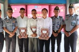 Tiga narapidana di Rutan Kraksaan Probolinggo terima remisi Natal
